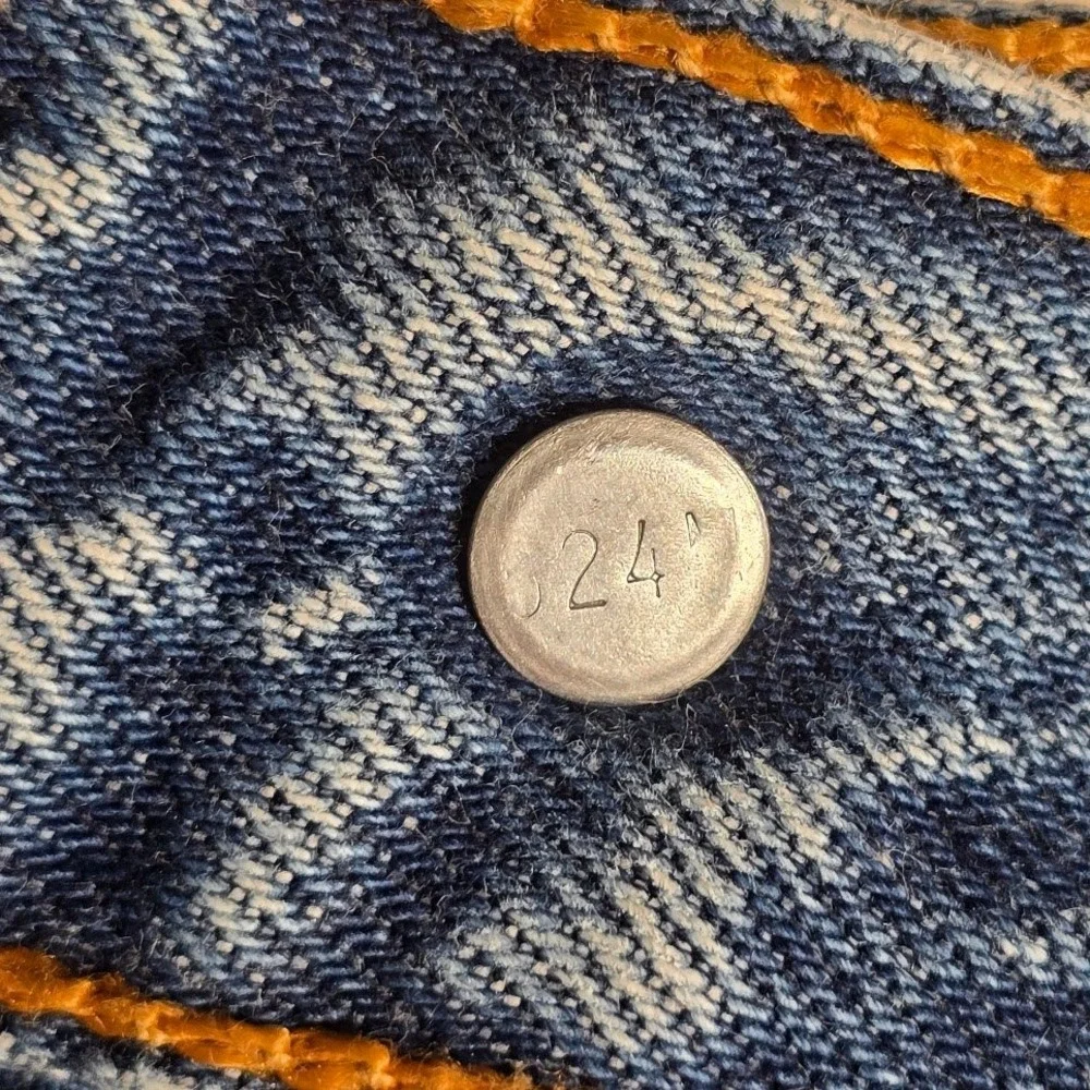 Vintage Levis 501 Mens Jeans 33x31 Medium Wash Button Fly Made in USA Denim 1092